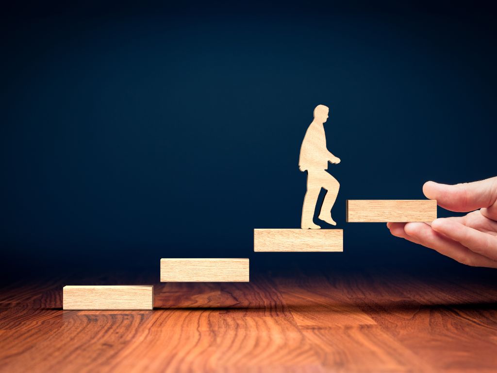 Silueta de persona subiendo escalones